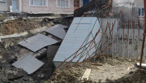 Esenler'de istinat duvarı çöktü: "Deprem zannettik"