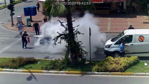 Hararet yapan otomobile vatandaşlar 5 yangın tüpü boşalttı