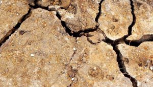 Irak'ta dev çatlaklar görüldü