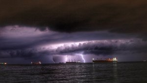 İskenderun Körfezi'nde şimşekler görsel şölen oluşturdu