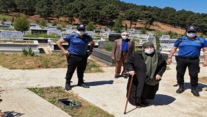 Kazada kaybettikleri 4 kızını özleyen aileyi kabristana polisler götürdü