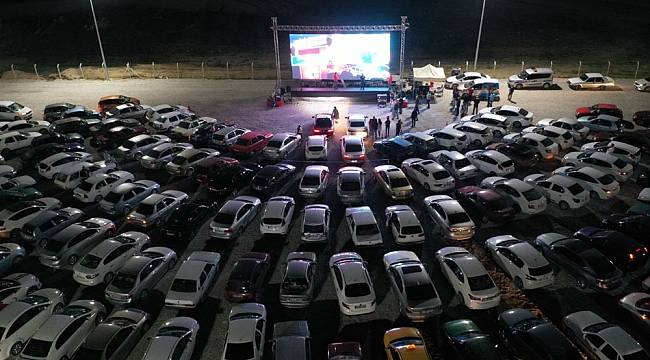 Nevşehir'de yüzlerce araç "Arabalı Sinema" etkinliğine katıldı