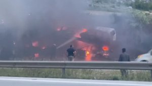 Otomobil taşıyan tır alev alev yandı