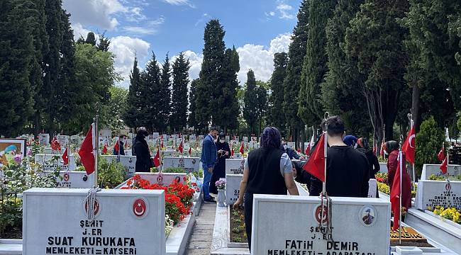 Ramazan Bayramı öncesi aileler, Edirnekapı Şehitliği'ni ziyaret etti