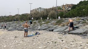 Sosyal mesafeli güneşlendiler, yasağa rağmen denize girdiler