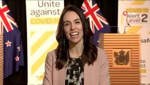 Yeni Zelanda Başbakanı Ardern, canlı yayında depreme yakalandı