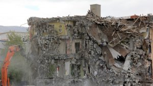 Yıkılan iş merkezini film gibi izlediler