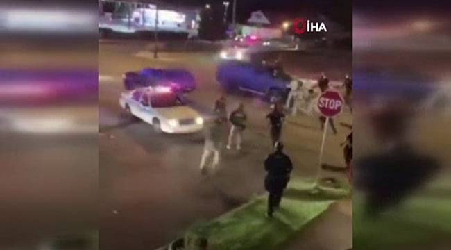 ABD'de bir kişi, aracıyla polis ve askerlerin arasına daldı