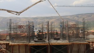 Bakan Kurum Elazığ'da, yapımı süren deprem konutlarını inceledi