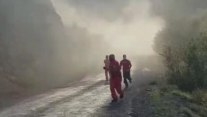 Bingöl'de artçı deprem sonrası heyelan anı kamerada