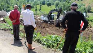 Bingöl'de deprem bölgesinde enkaz kaldırma çalışmaları başladı