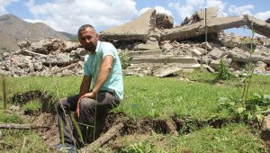 Bingöl'de deprem sonrası oluşan yarıklar dikkat çekti