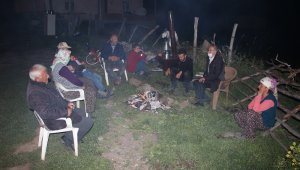 Bingöl'de depremzedeler yaktıkları ateşin başında zaman geçiriyor