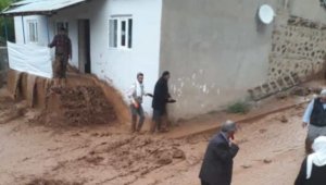Bingöl'ü depremin ardından sel vurdu