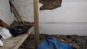 Depremde 2 ev hasar gördü