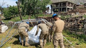 Depremde ağır hasar alan köyde çadırlar kuruluyor