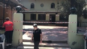 Depremde hasar gören cami ibadete kapatıldı