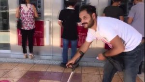 Dilenci yakalanınca bastonsuz yürümeye başladı