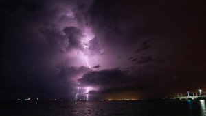 İskenderun Körfezi'nde şimşekler gemiler üzerinde görsel şölen oluşturdu