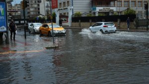 İskenderun'da kuvvetli yağış hayatı olumsuz etkiledi