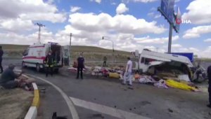 Konya'da minibüs ile tır çarpıştı: 6 ölü, 12 yaralı