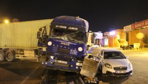 Seyir halindeyken uyuyan tır şoförü ortalığı birbirine kattı