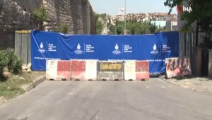 Surdan taşlar döküldü, yol trafiğe kapatıldı