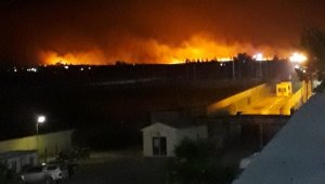 Suriye'nin sınır ilçesini alevler aydınlattı