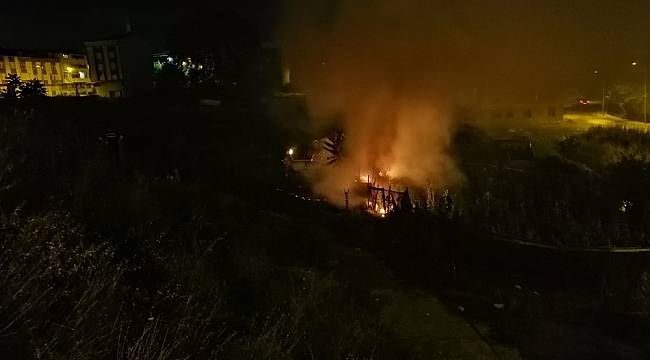 Arnavutköy'de barakada yangın paniği