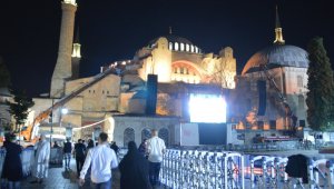 Ayasofya Camii'nde ziyaretçi yoğunluğu gece de devam ediyor