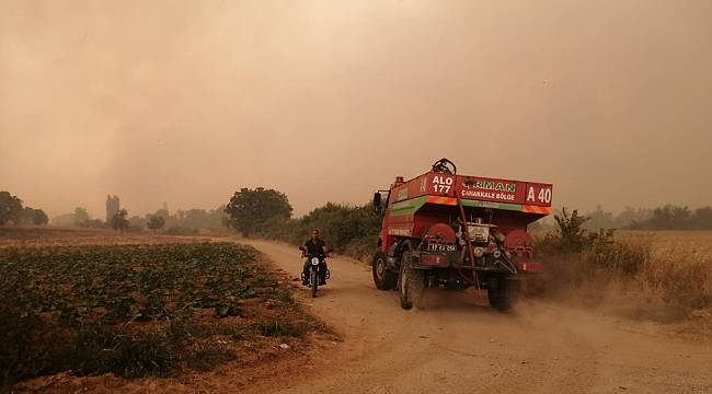 Çanakkale'deki orman yangını yaşanan Yalova köyü tahliye ediliyor