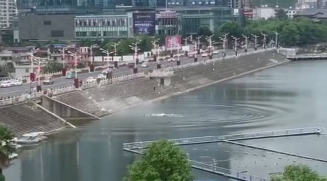 Çin'de öğrencileri taşıyan otobüs gölete düştü