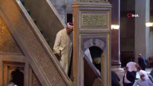 Diyanet İşleri Başkanı Erbaş Ayasofya'da ilk hutbeyi kılıçla okudu