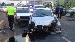 Diyarbakır'da kadın sürücü başka araç tarafından sıkıştırıldı: 2 yaralı