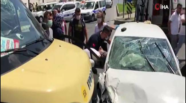 Esenyurt'ta yolcu minibüsü otomobile çarptı: 7 yaralı