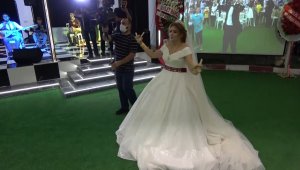 Korona virüs gölgesinde düğün yapıldı, sadece gelin ve damat oynadı