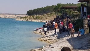 Serinlemek için girdiği baraj gölünde boğuldu