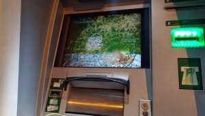 Soymaya çalıştıkları ATM'leri parçaladılar