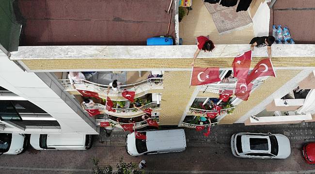 Bakan Selçuk çağrı yaptı, öğrenciler İstiklal Marşı'nı balkonlarda okudu