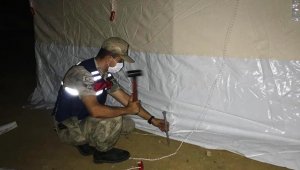 Jandarma deprem bölgesinde çadır kurdu