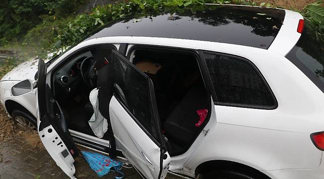 Rize'deki şiddetli yağış sonucu oluşan heyelanda bir araç toprak altında kaldı