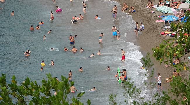 Sıcak havada plaja akın ettiler, ipte sosyal mesafeyi korudular