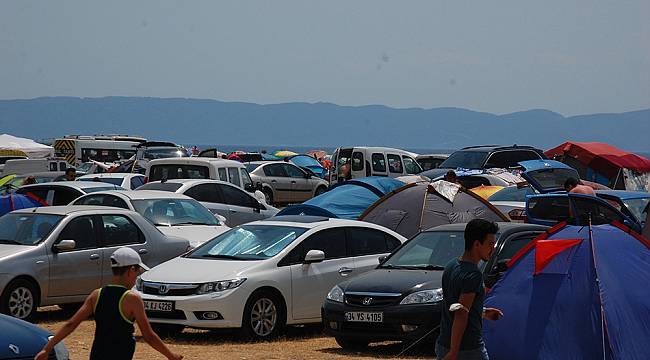 Tatilciler akın etti, Saros sahilleri çadır kente döndü