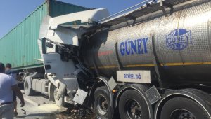 TEM'de tırla kamyon çarpıştı: 1 ölü