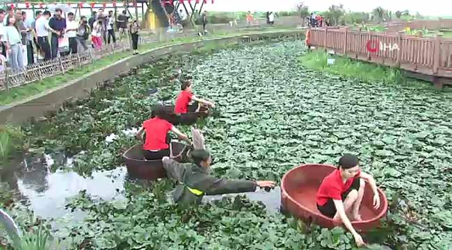 Çinli çiftçiler, zor yetiştirilen mahsullerini hasat ediyor
