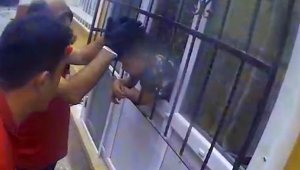 Kafası pencere korkuluğuna sıkışan çocuk kurtarıldı