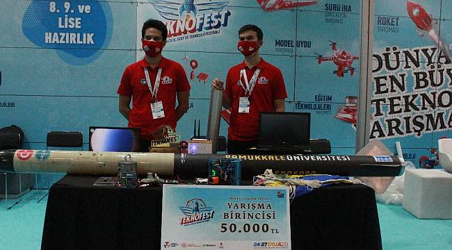 Teknofest roket yarışmalarının birincisi ödülünü Cumhurbaşkanı Erdoğan'dan aldı