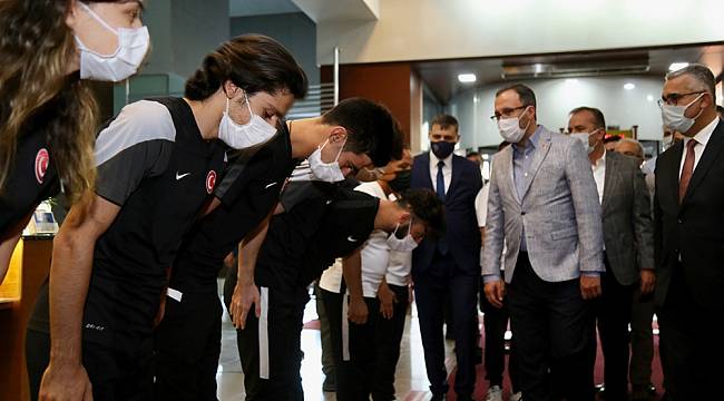 Bakan Kasapoğlu'ndan Paralimpik Milli Tekvando Takımı'na ziyaret