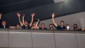 Fenerbahçeli futbolcular galibiyeti taraftarıyla kutladı