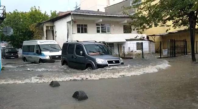 İstanbul'da yoğun yağış etkili oldu, yollar göle döndü